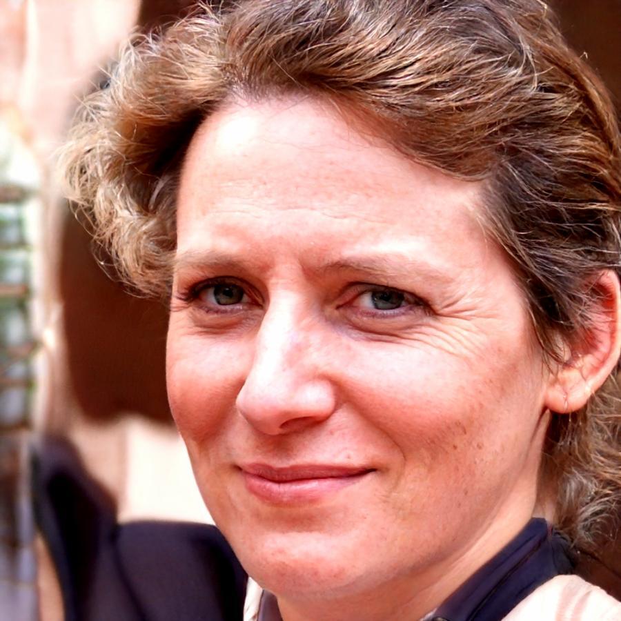 Dr. Sarah Mueller, Finanzexpertin und Mentorin für Studentenprojekte